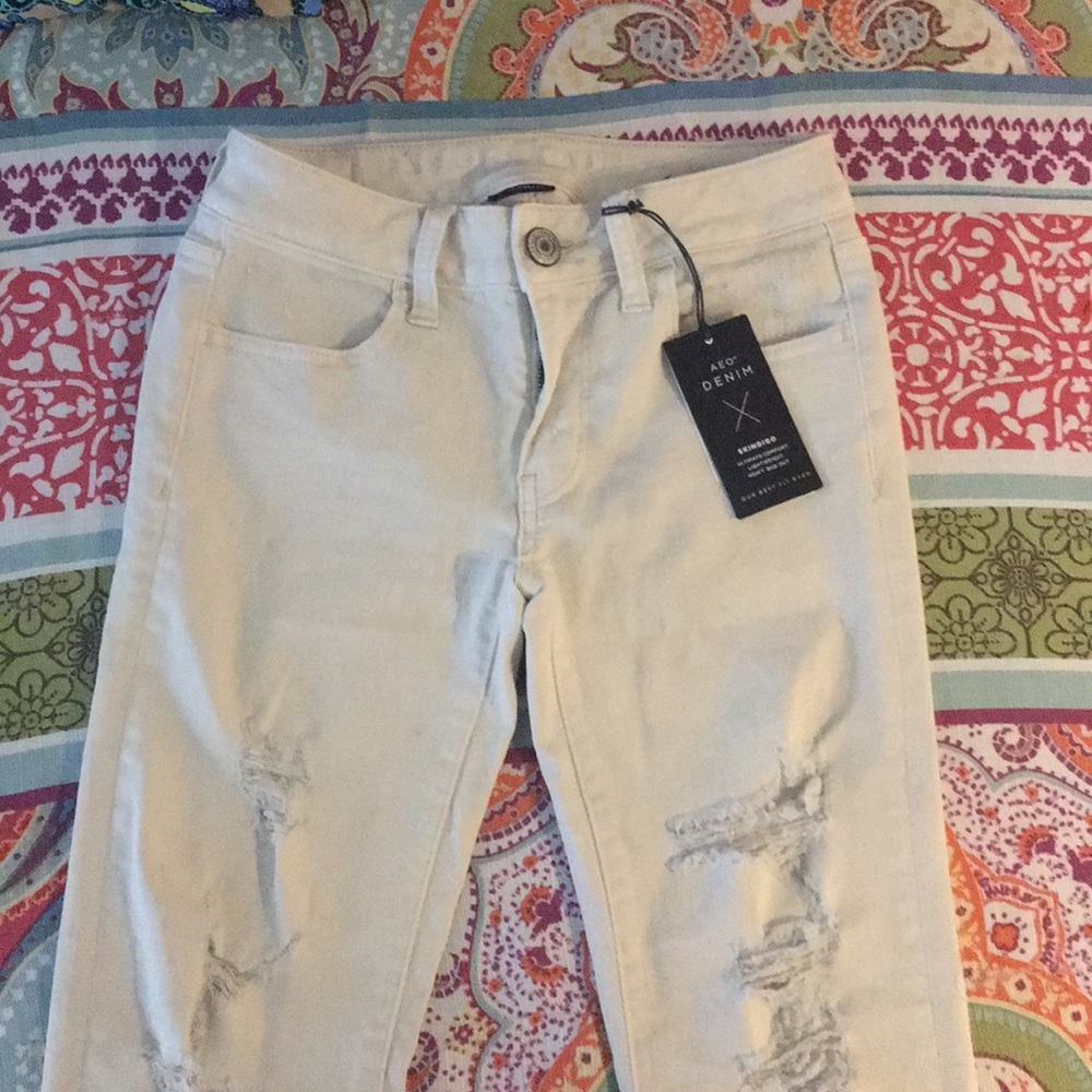 American Eagle size 0 NWT super stretch Destroyed